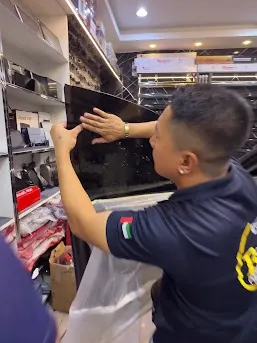 أحد أفراد فريق رويال يعمل داخل المحل